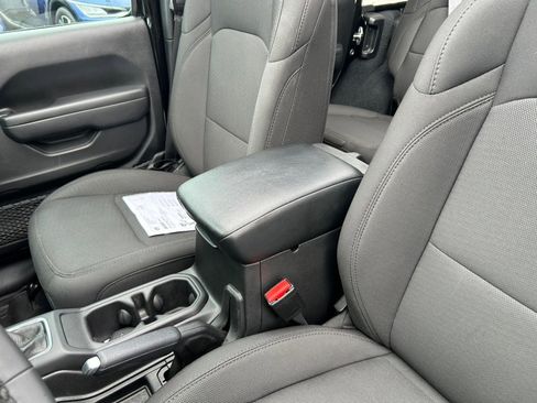 Used 2023 Jeep Wrangler Unlimited w/ Sun & Screen Package image 19