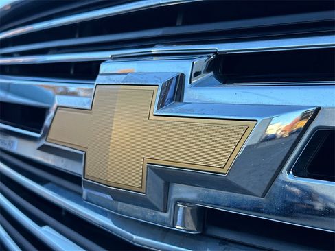 Used 2020 Chevrolet Suburban Premier image 16