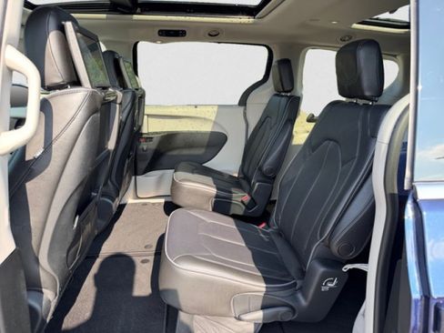 Used 2018 Chrysler Pacifica Limited w/ Tire & Wheel Group FWD image 16