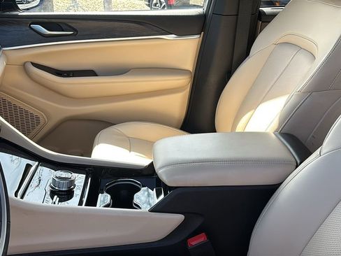 Used 2023 Jeep Grand Cherokee Limited w/ Luxury Tech Group II image 24