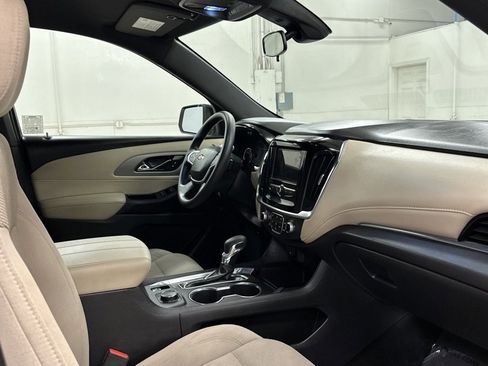 Used 2023 Chevrolet Traverse LS image 18
