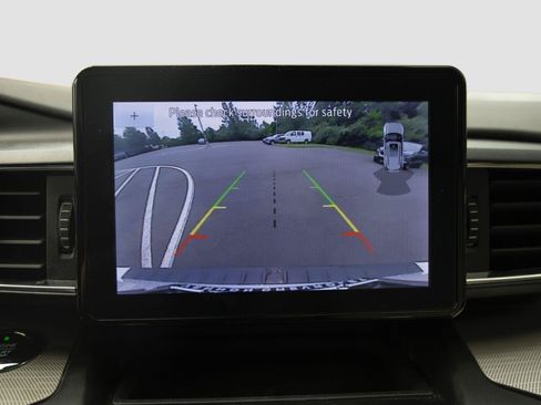 Used 2020 Ford Explorer XLT w/ Equipment Group 202A AWD/4WD image 14