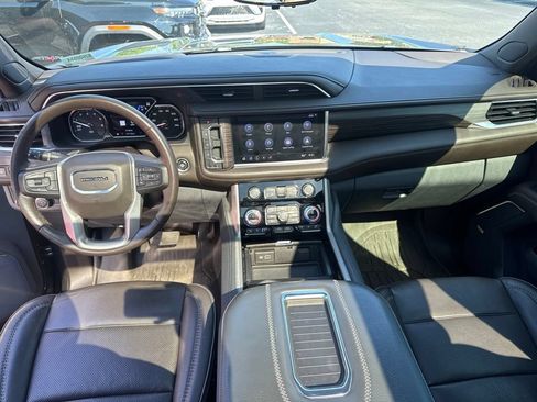 Used 2021 GMC Yukon XL Denali w/ Denali Premium Package AWD/4WD image 15