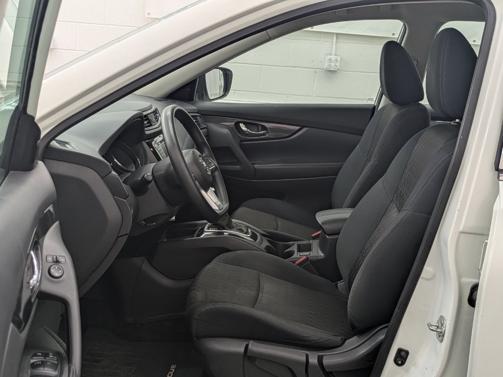 Used 2018 Nissan Rogue SV FWD image 3