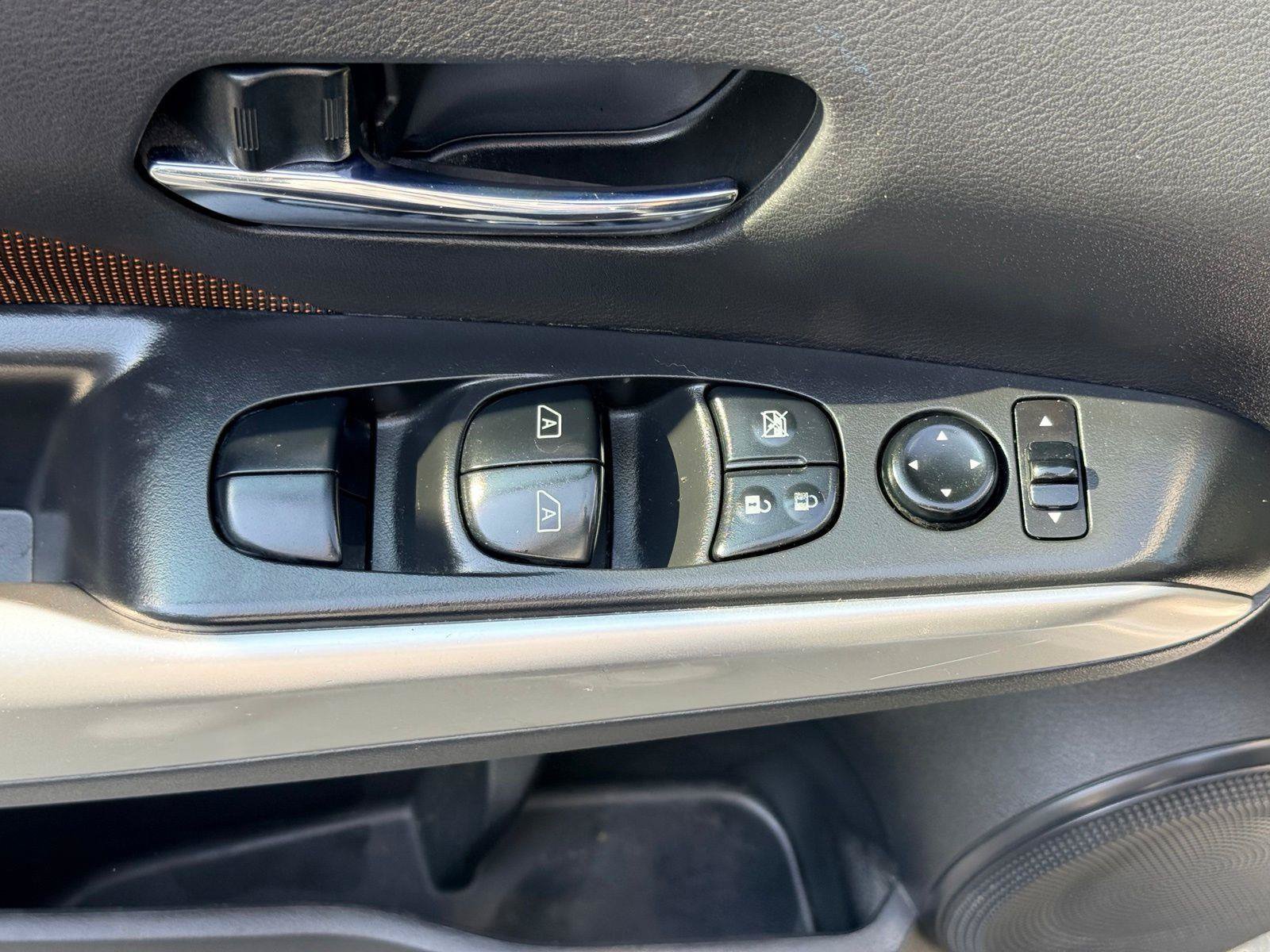 Used 2019 Nissan Kicks SR FWD image 17