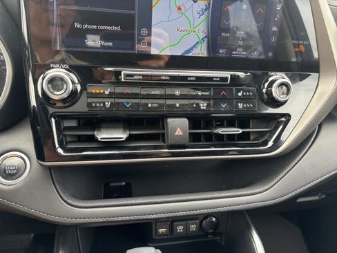 Used 2020 Toyota Highlander Limited image 20