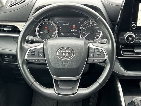 Used 2023 Toyota Highlander LE image 40