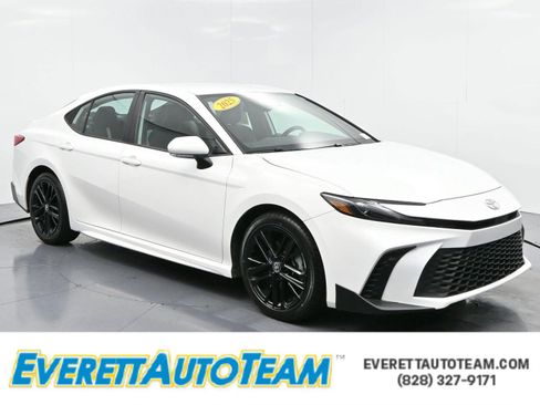 Used 2025 Toyota Camry SE image 1