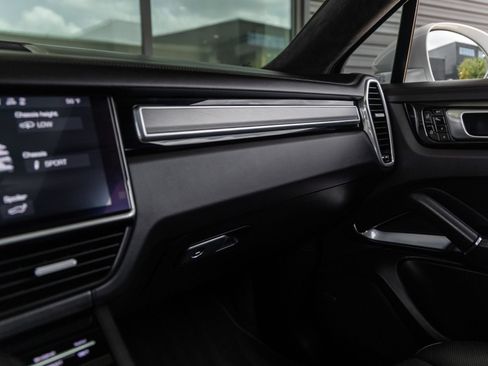 Certified 2020 Porsche Cayenne Turbo AWD/4WD image 35