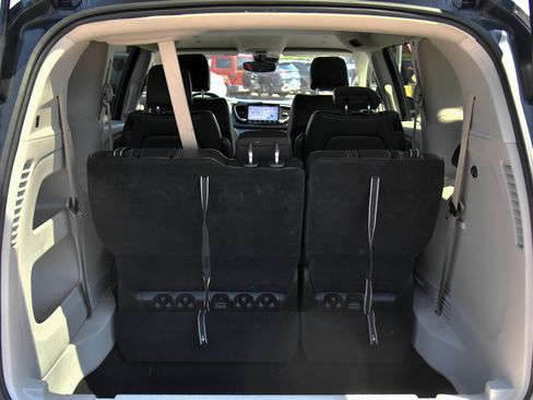Used 2023 Chrysler Pacifica Touring-L FWD image 45