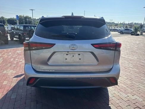 Used 2021 Toyota Highlander Limited FWD image 13