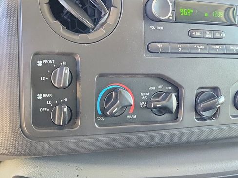 Used 2014 Ford E-350 and Econoline 350 XLT RWD image 32