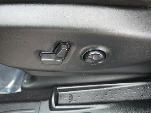 Used 2025 Chrysler Pacifica Select image 22