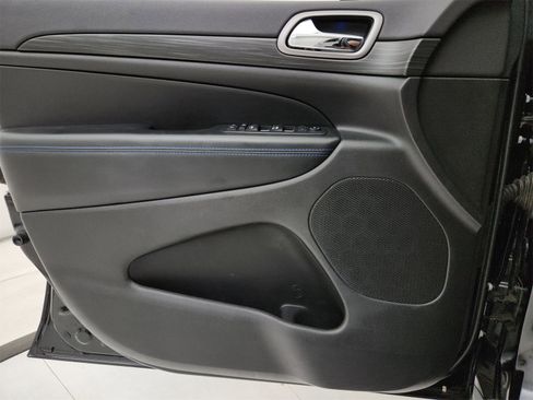 Used 2019 Jeep Grand Cherokee Laredo image 11