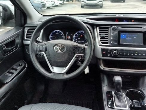 Used 2017 Toyota Highlander LE image 18