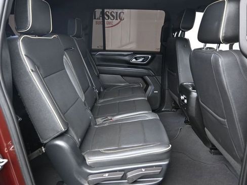Used 2023 GMC Yukon XL SLT w/ SLT Luxury Package image 10