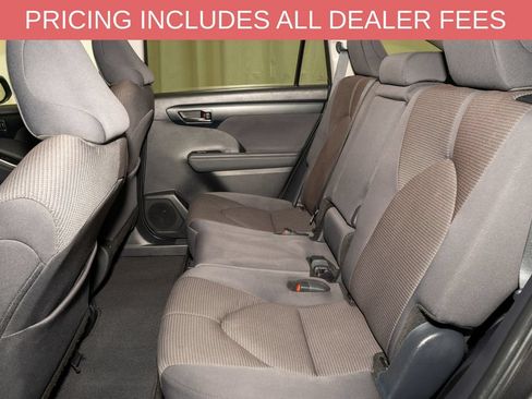 Used 2025 Toyota Highlander LE FWD image 9