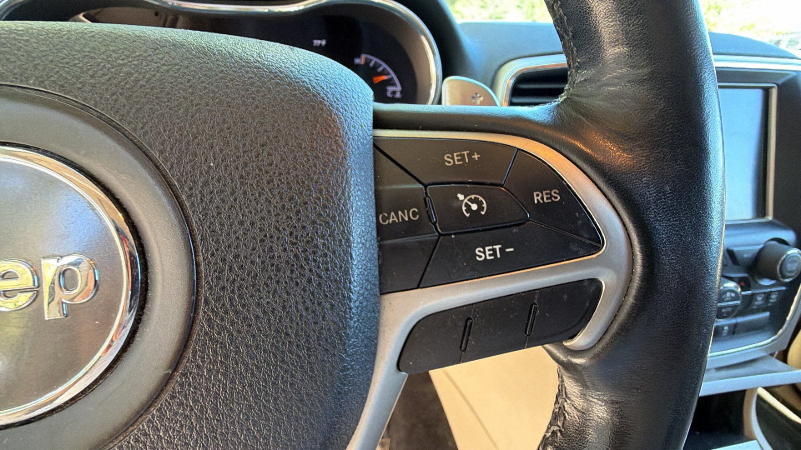 Used 2015 Jeep Grand Cherokee Limited w/ Luxury Group II AWD/4WD image 28