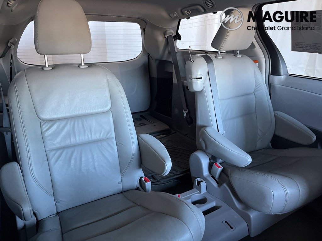 Used 2017 Toyota Sienna XLE FWD image 32
