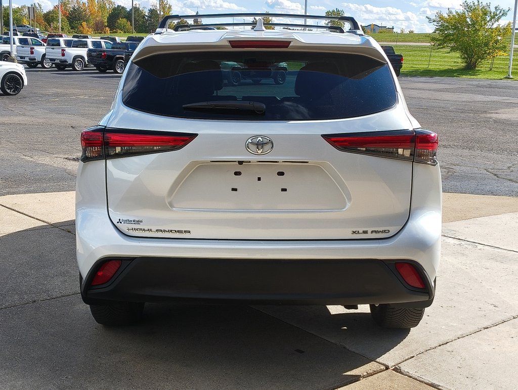 Used 2022 Toyota Highlander XLE AWD/4WD image 6
