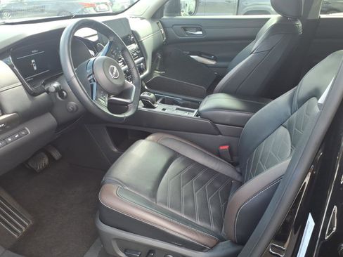 Certified 2024 Nissan Pathfinder Platinum FWD image 4