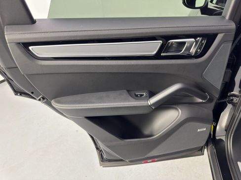 Used 2023 Porsche Cayenne S Platinum image 44