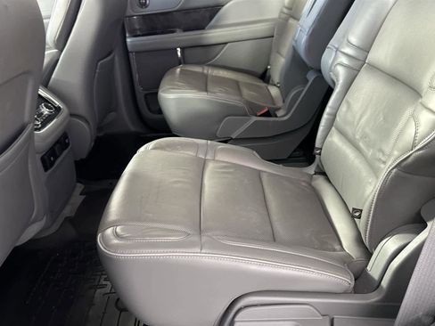 Used 2019 Lincoln Navigator Select image 14