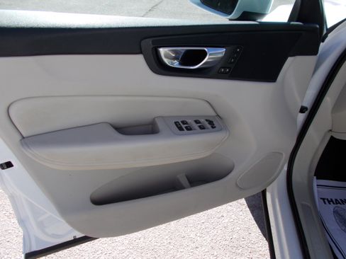 Used 2023 Volvo XC60 B5 Plus image 19