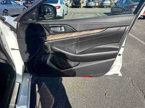 Used 2017 Nissan Maxima Platinum image 14