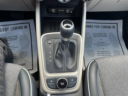 Used 2025 Hyundai Venue Limited FWD image 57