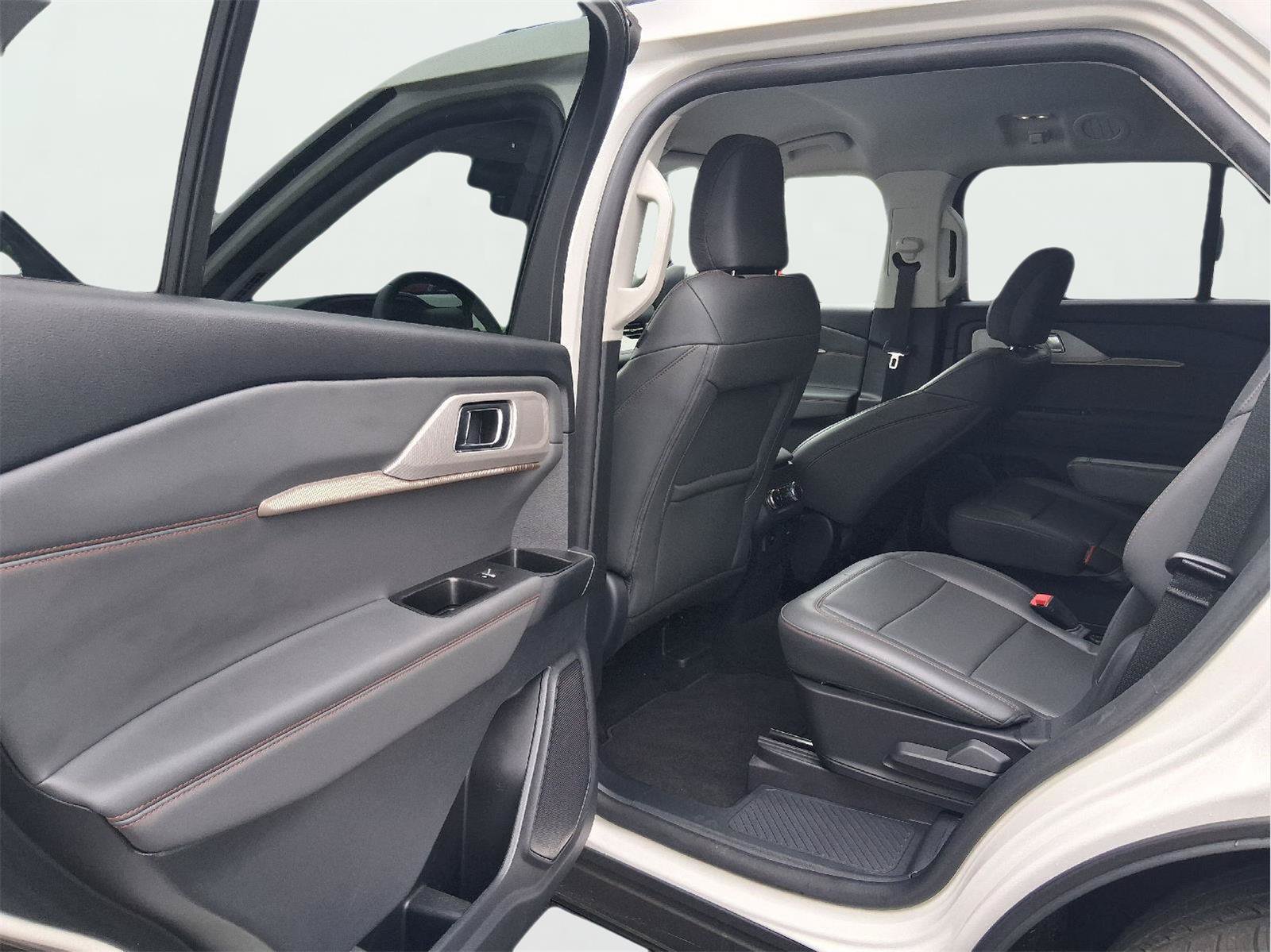 Used 2025 Ford Explorer Active w/ Active Comfort Package RWD image 26
