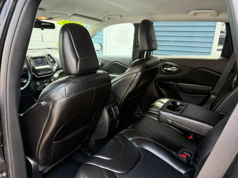 Used 2019 Jeep Cherokee Latitude Plus AWD/4WD image 34
