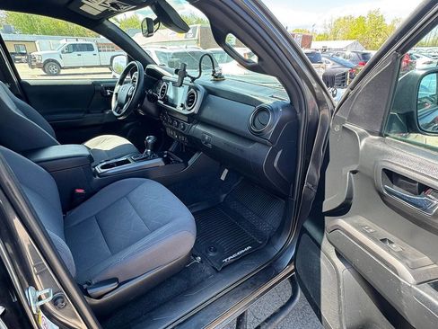 Used 2019 Toyota Tacoma TRD Off-Road w/ Four Season Floor Mat Package AWD/4WD image 15