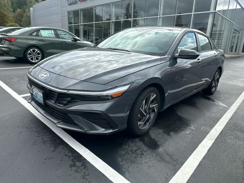 Used 2025 Hyundai Elantra SEL FWD image 4