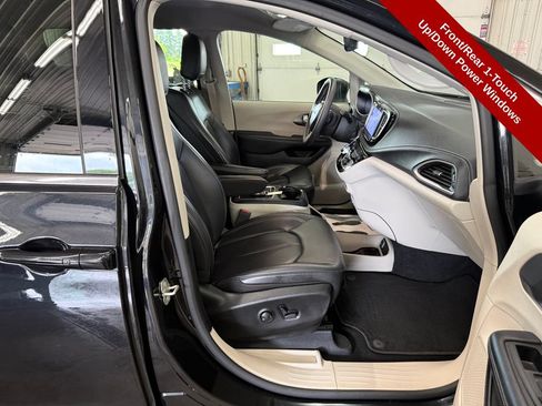 Used 2023 Chrysler Pacifica Touring-L w/ Uconnect Theater Family Group AWD/4WD image 58