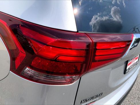 Used 2018 Mitsubishi Outlander SE FWD image 34