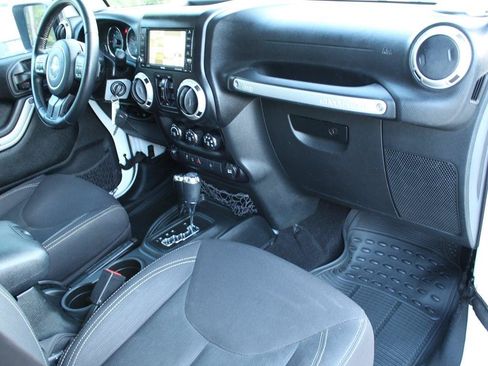 Used 2017 Jeep Wrangler Unlimited Rubicon w/ Connectivity Group AWD/4WD image 12