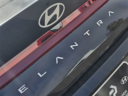 New 2025 Hyundai Elantra SE image 11