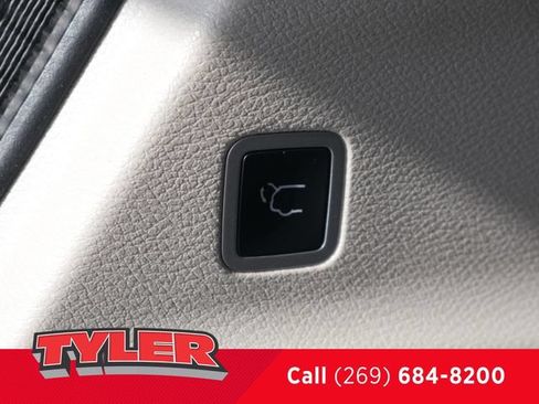 Used 2022 Chrysler Pacifica Limited AWD/4WD image 18