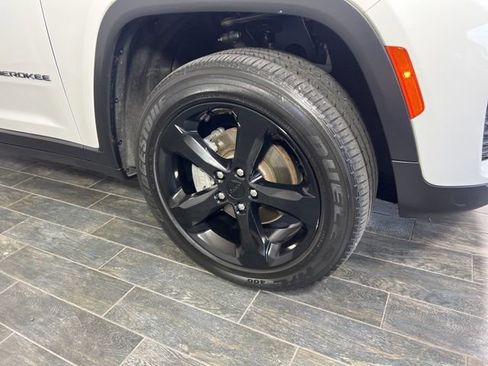 Used 2023 Jeep Grand Cherokee Altitude image 4