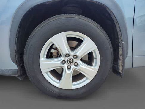 Used 2022 Toyota Highlander LE AWD/4WD image 9
