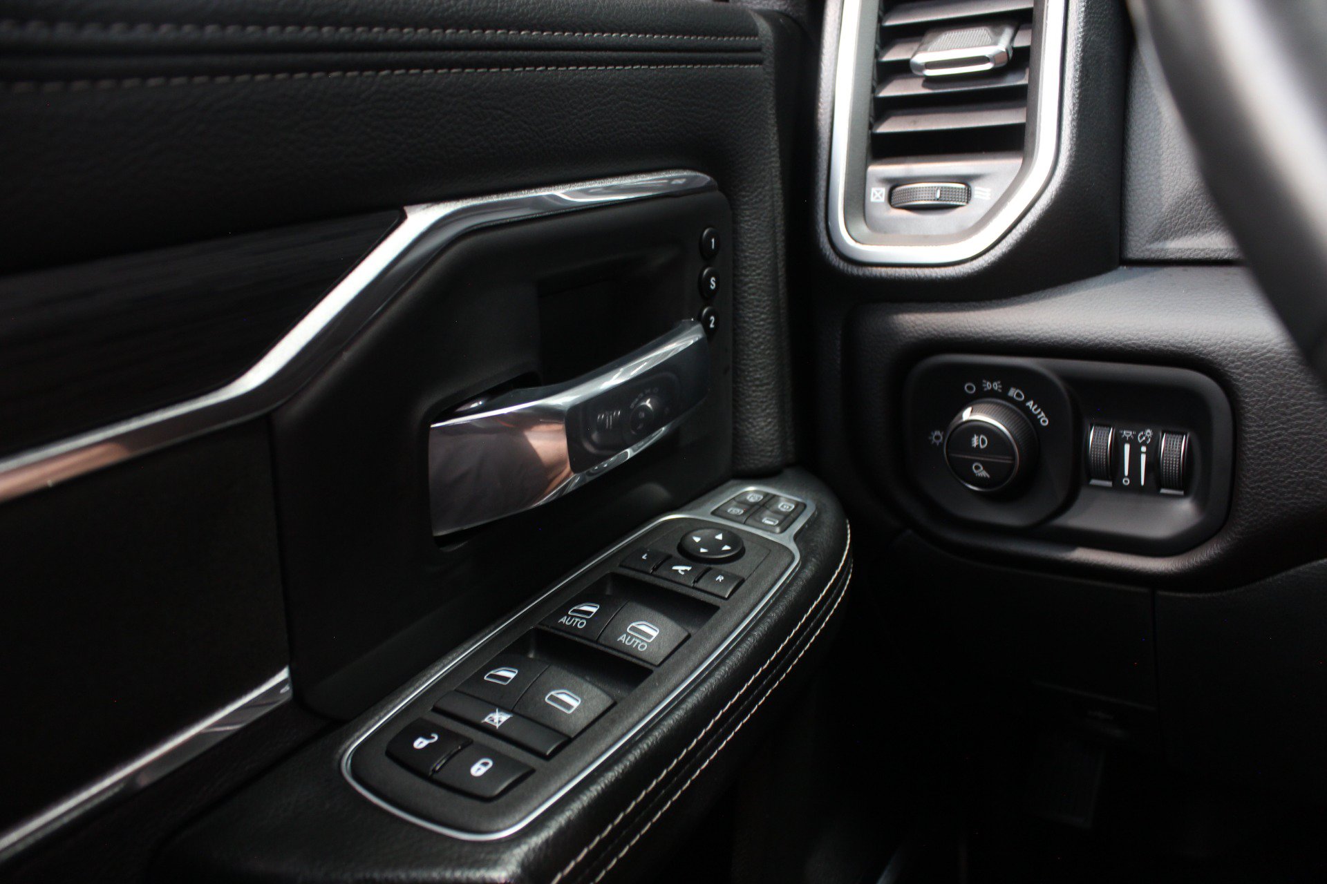 Used 2024 RAM 2500 Laramie w/ Night Edition AWD/4WD image 47