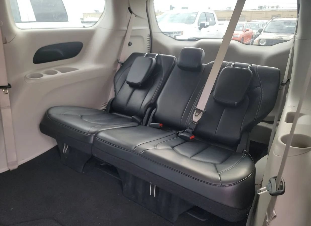 Used 2023 Chrysler Pacifica Touring-L FWD image 55