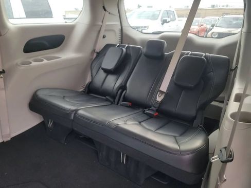 Used 2023 Chrysler Pacifica Touring-L FWD image 55