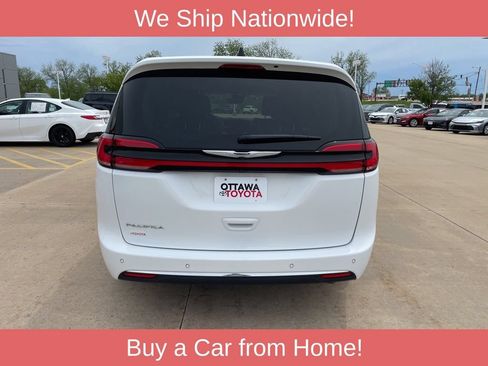 Used 2024 Chrysler Pacifica Touring-L FWD image 6