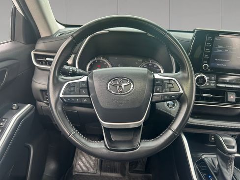Used 2022 Toyota Highlander XLE AWD/4WD image 13
