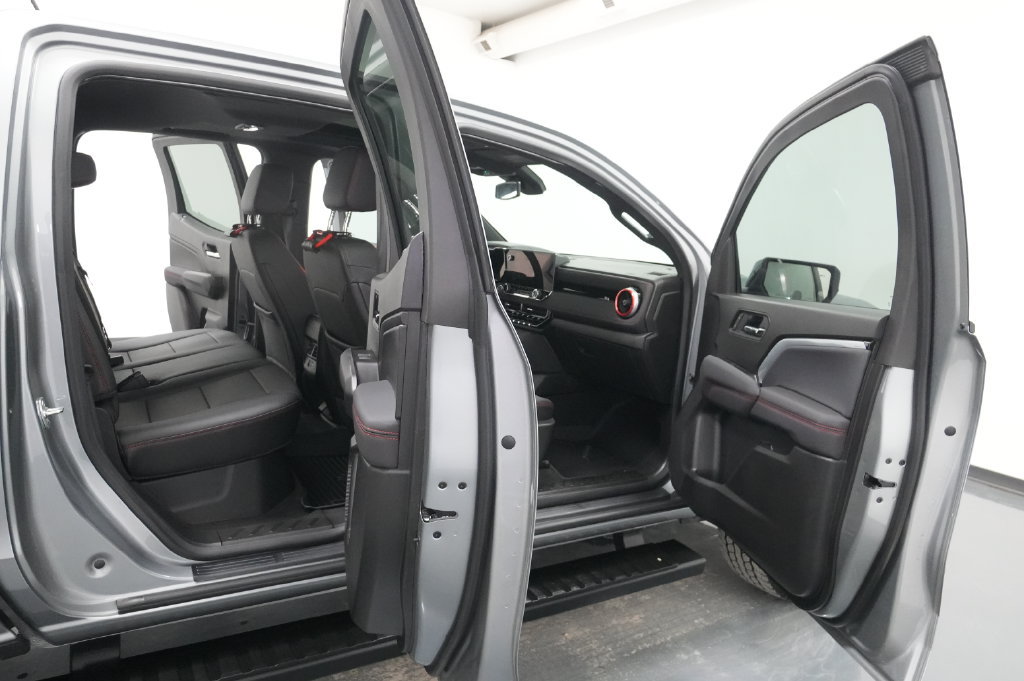 Used 2025 Chevrolet Colorado Z71 w/ Technology Package AWD/4WD image 29