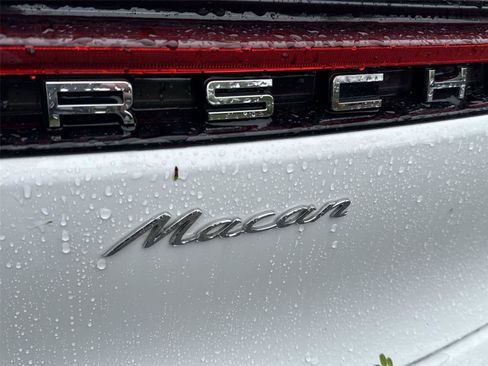Used 2024 Porsche Macan AWD/4WD image 11