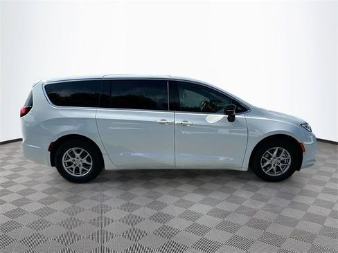 New 2026 Chrysler Pacifica Select FWD image 3