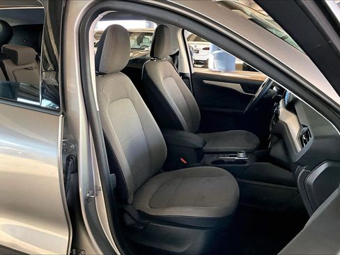 Used 2022 Ford Escape SE w/ SE Sport Appearance Package image 9